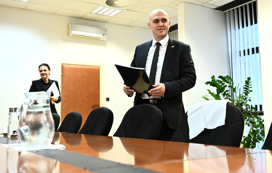 Zagreb: Ministar Dabro održao brifing na temu stanja u svinjogojstvu uoči kolinja te kupnje domaće hrane tijekom blagdanske potrošnje