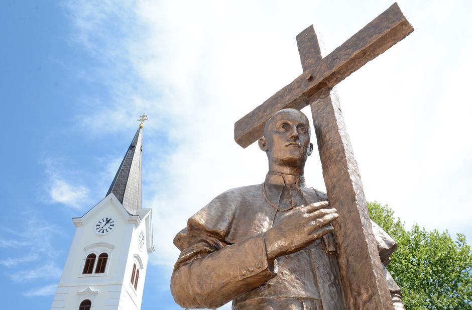 Spomenik blaženom Alojziju Stepincu ispred sisačke katedrale