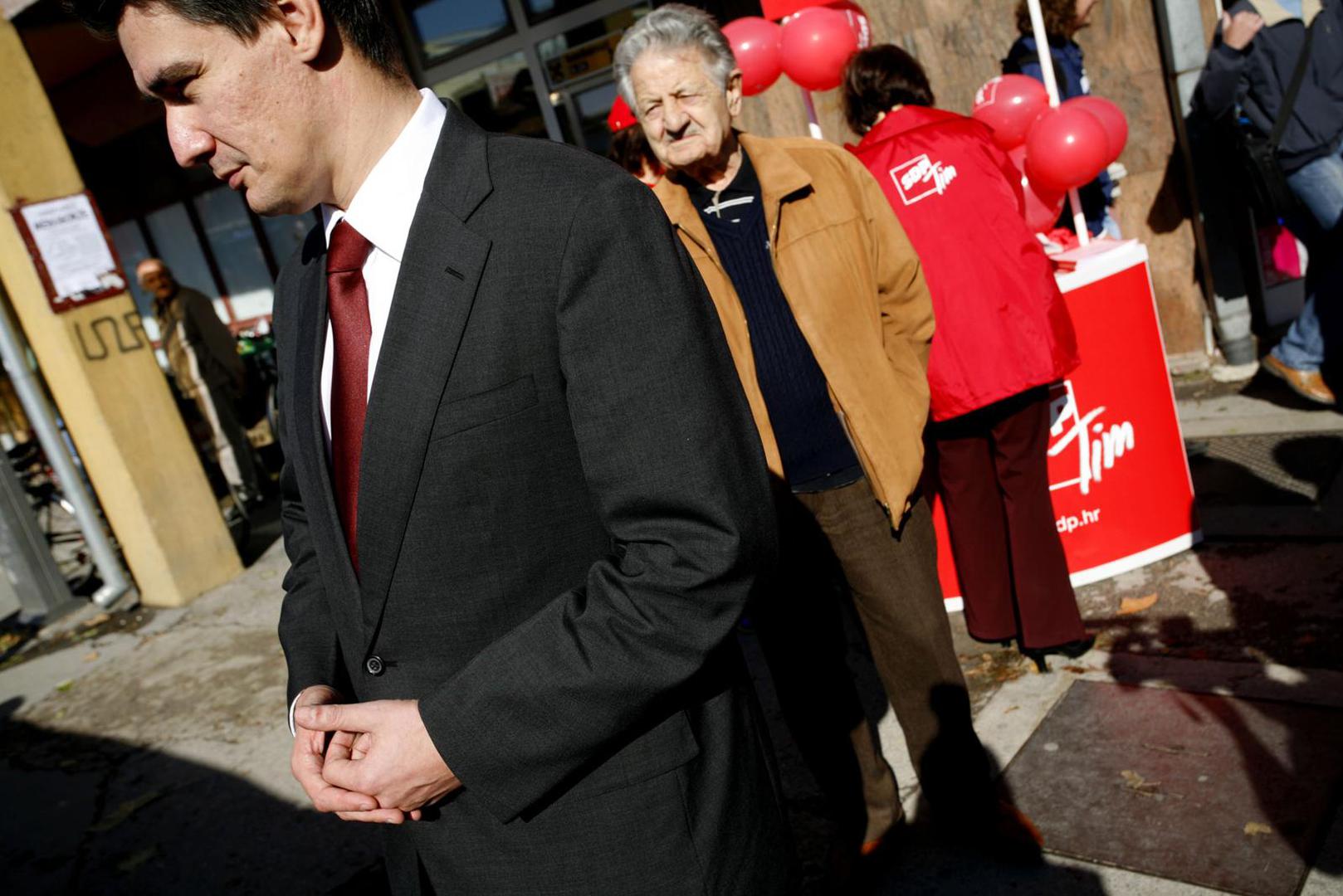 I tako je tako više manje izgledala svaka kampanja nakon toga. Sve do ove koja je naglavačke izvrnula političku scenu