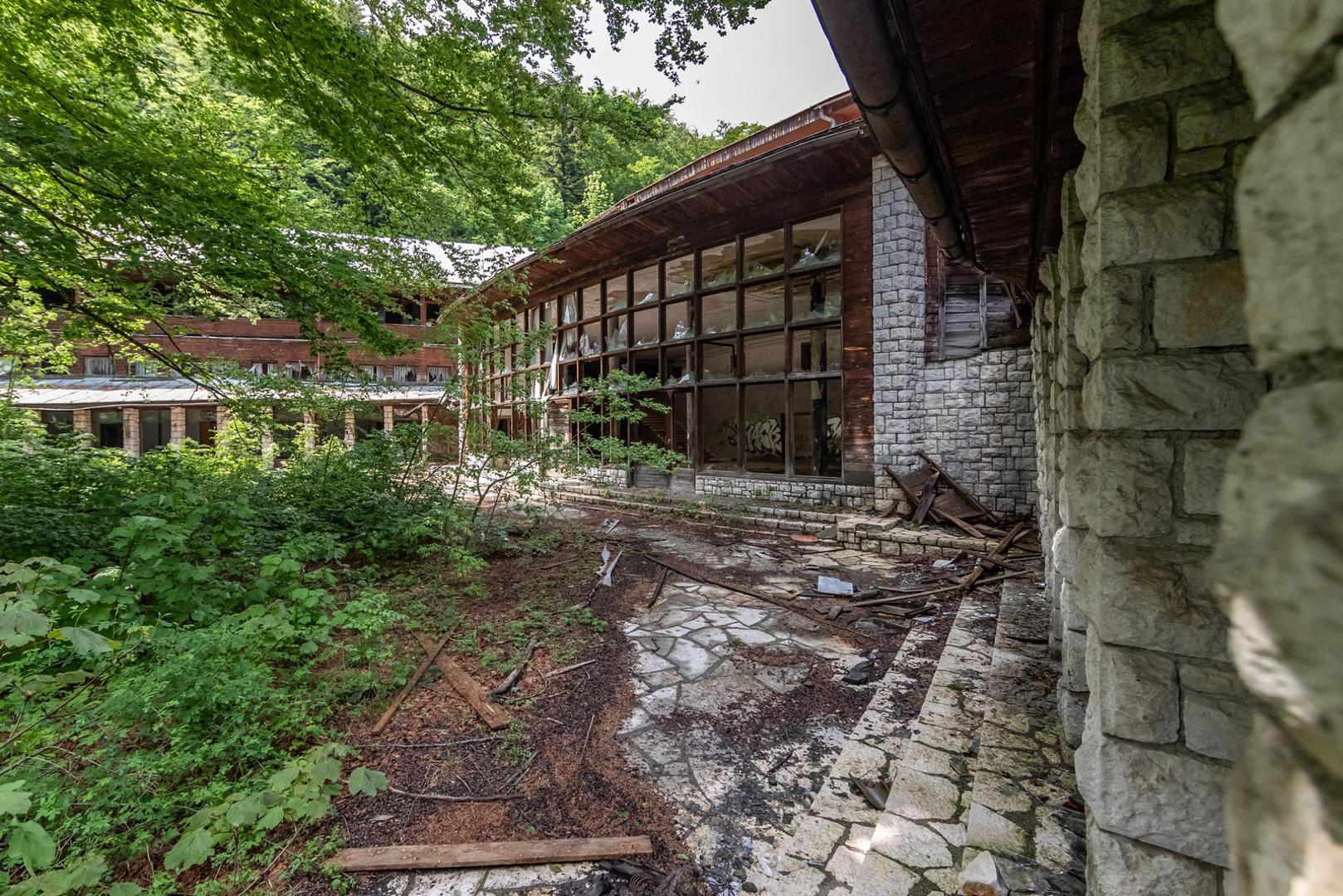 Daleko od očiju javnosti, na vrelu rijeke Plitvice, leži zaboravljeni div – Vila Izvor, poznatija kao Objekt 99. 