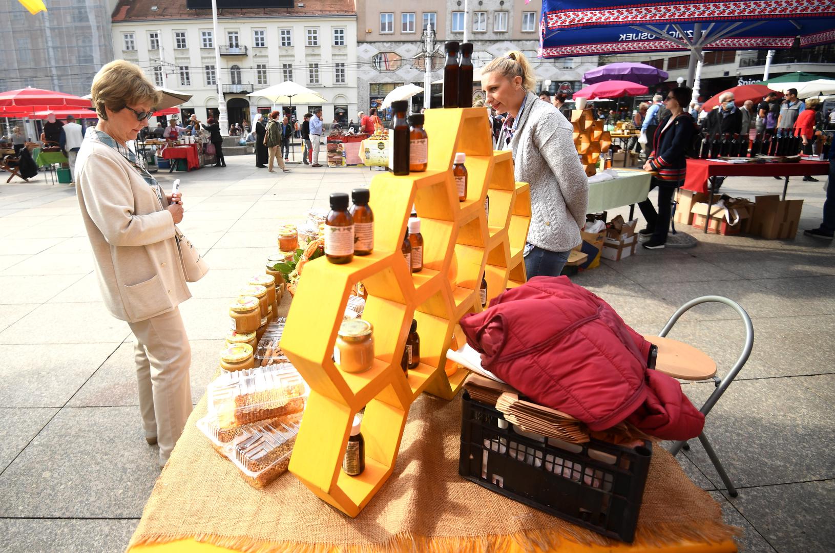 20.09.2020., Zagreb - Udruga hrvatskih trznica devetu godinu zaredom organizira na sredisnjem trgu u Zagrebu manifestaciju pod nazivom Dani hrvatskih trznica s ciljem promocije domaćih proizvoda koji se nude na trznicama diljem Hrvatske. Photo: Marko Lukunic/PIXSELL