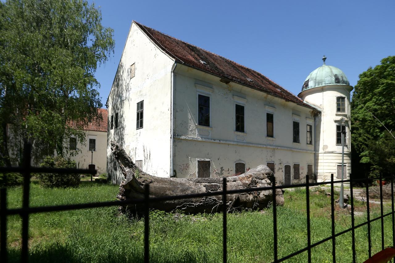 08.05.2015., Zagreb - Dvorac Brezovica jedan od najznacajnijih spomenika iz baroknog razdoblja stoji zapusten i ceka obnovu. Dvorac je izgradila obitelj Draskovic u 17. stoljecu, a danas je u vlasnistvu Zagrebacke nadbiskupije. Photo: Zeljko Lukunic/PIXSE
