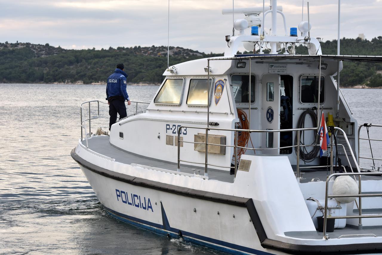 Policijski brod Krapanj u ophodnji šibenskim kanalom