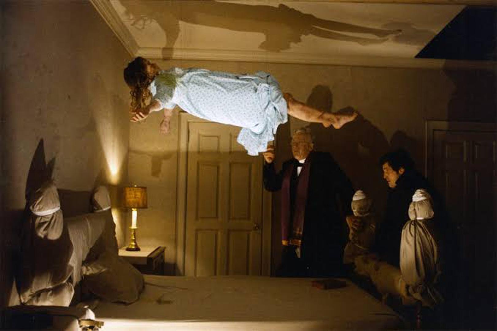 Sljedeći na redu je "The Exorcist" iz 1973. , djelo koje mnogi i dalje smatraju najstrašnijim u povijesti filma. Priča o opsjednutoj djevojčici i dvojici očajnih svećenika šokirala je tadašnju publiku, ali i postala instant klasik