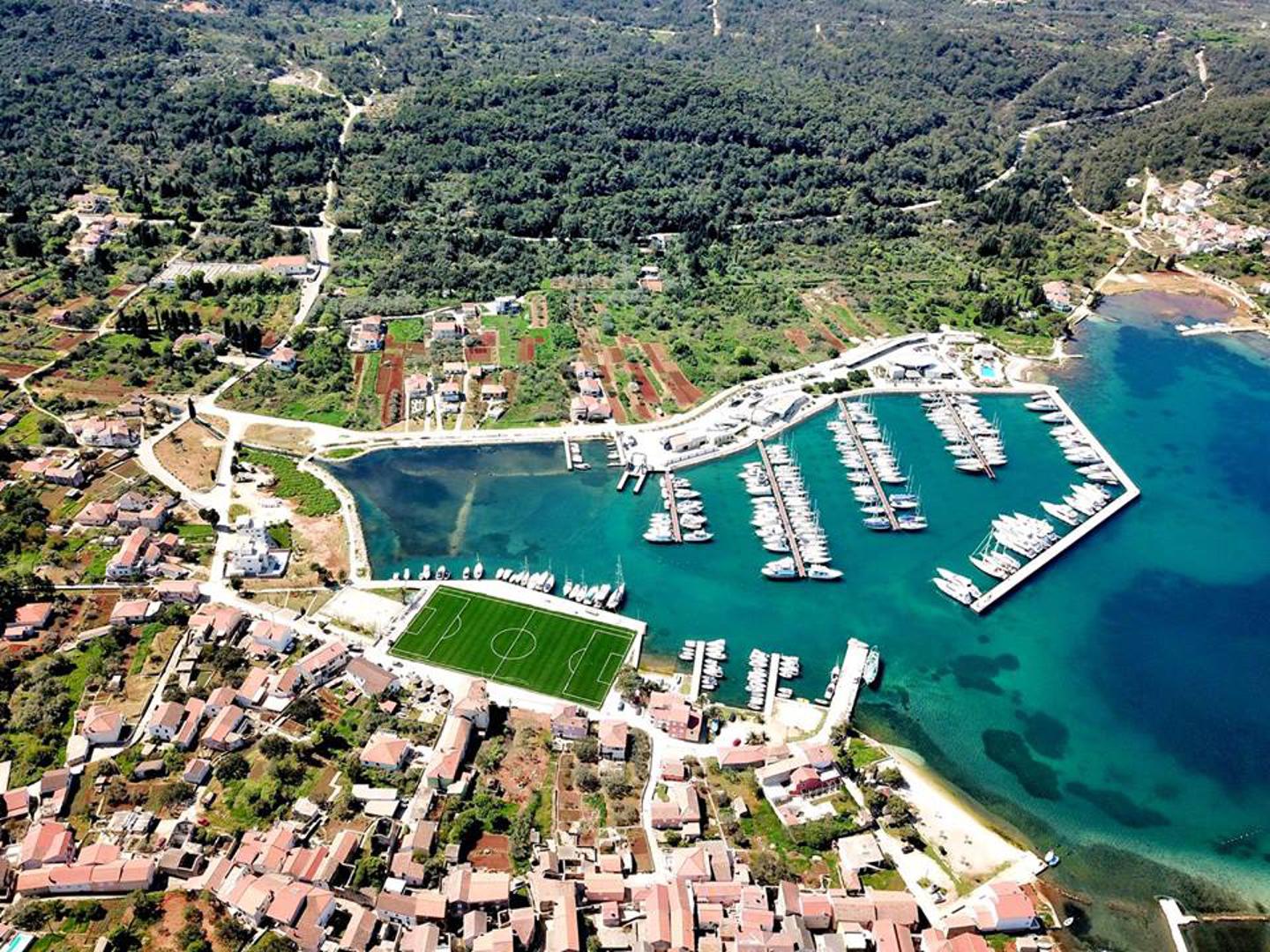 Nogometni klub Sveti Mihovil iz Sutomišćice na otoku Ugljanu u ponedjeljak će otvoriti svoje novo igralište. Još nisu skupili novac za stadion, ali igralište je vrhunsko