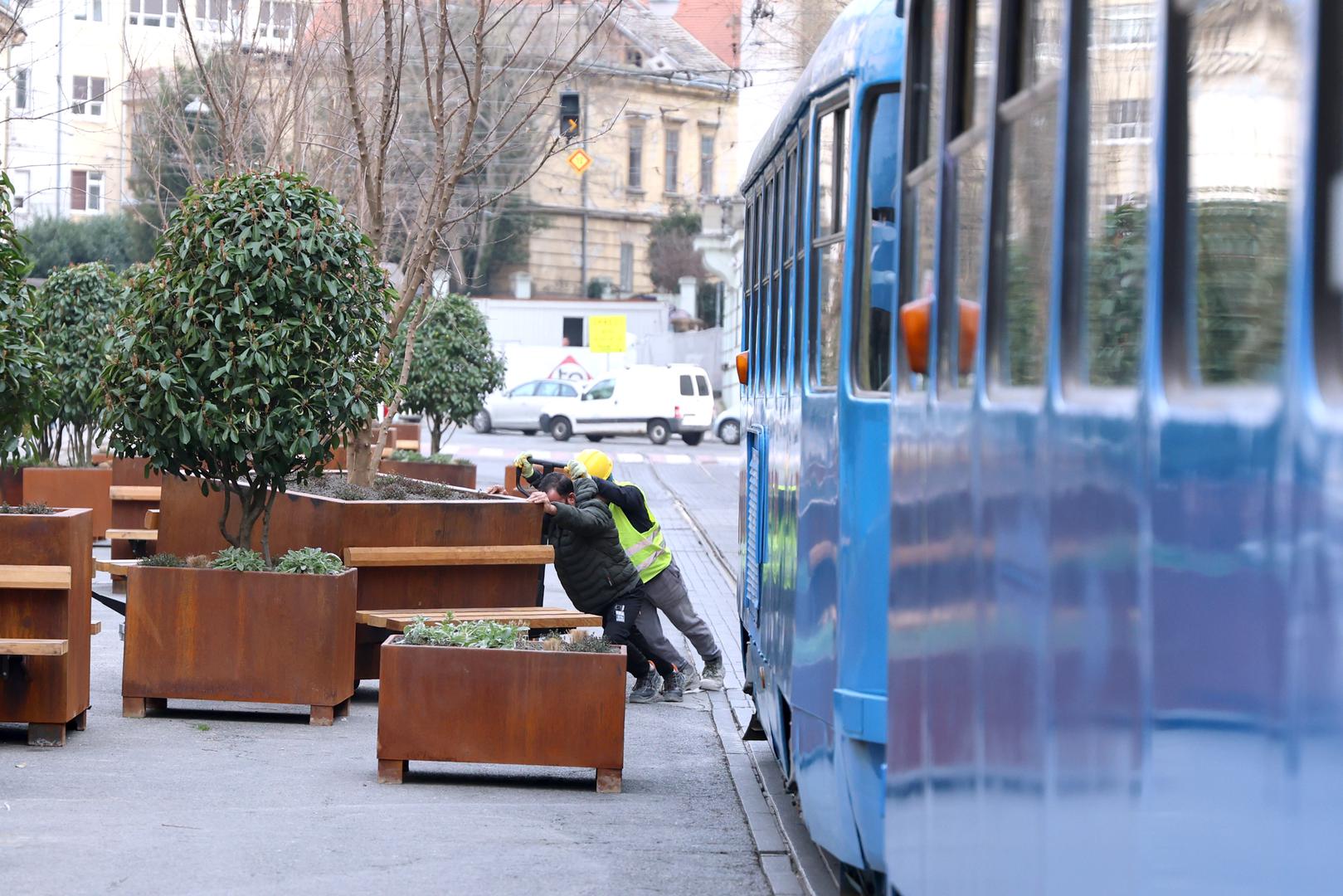 Kako se vidi na fotografijama, radnici su morali dobro upregnuti kako bi pomaknuli drvene instalacije, koje su postaljene ususret skorašnjem Festivalu svjetla.