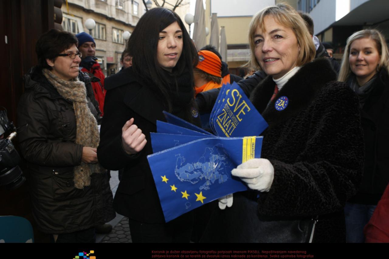 \'21.01.2012., Zagreb - Na Petra Preradovica Vesna Pusic dijelila je indormativne letke o ulasku Hrvatske u EU. Photo: Martina Popovcic/PIXSELL\'