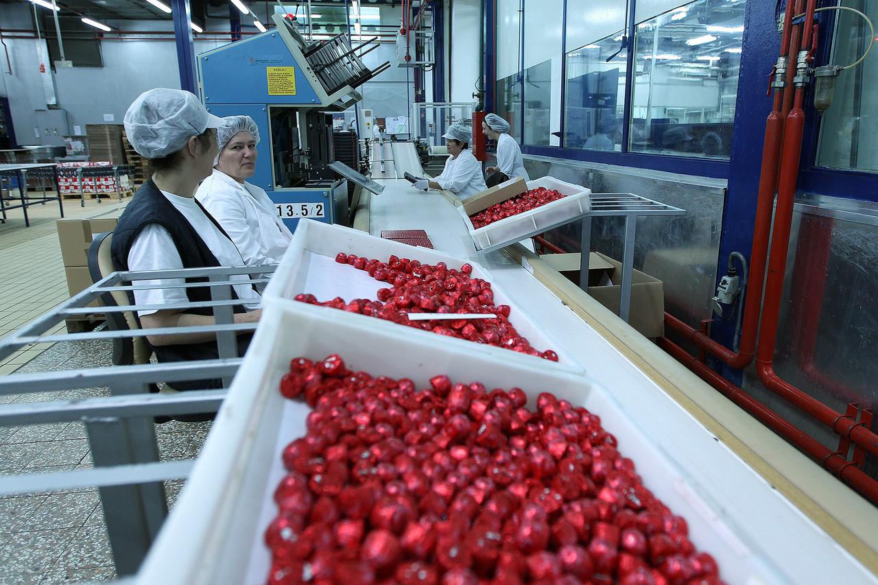 06.03.2014., Zagreb - Tvornica cokolade i keksa Kras. Radnici u pogonu pakiraju cokolade. Photo: Boris Scitar/Vecernji list/PIXSELL