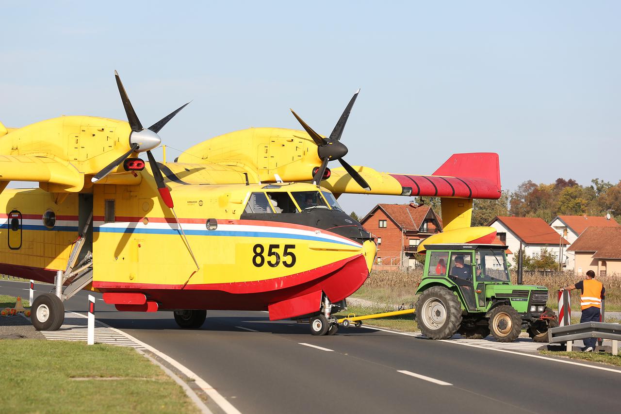 Velika Gorica: Transport protupožarnog zrakoplova Canadair CL-415