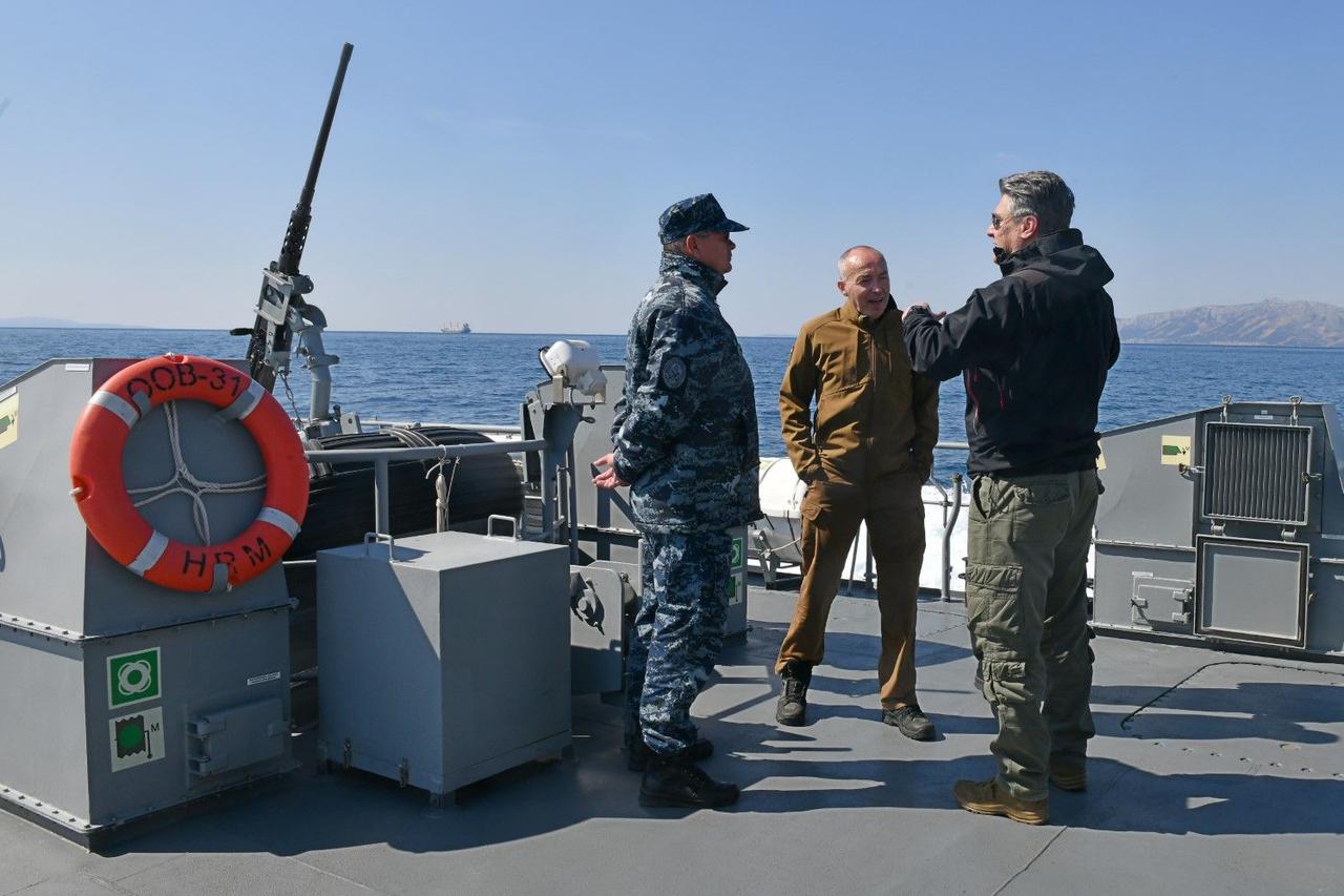 Predsjednik Milanović s pripadnicima Obalne straže na redovitoj plovidbi obalnog ophodnog broda