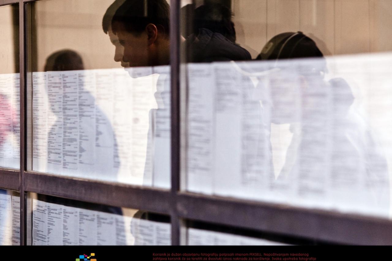 '16.02.2011., Hrvatski zavod za zaposljavanje, Zvonimirova 15, Zagreb - Po najnovijim procjenama u Hrvatskoj ima 335 000 nezaposlenih. Nezaposleni provjeravaju ima li slobodnih radnih mjesta.  Photo: 