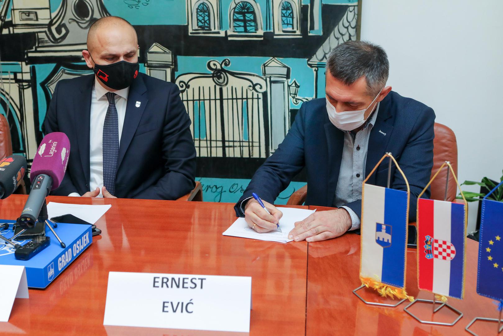 11.11.2021., Osijek - Potpisivanje ugovora o izvodjenju radova na izgradnji podvoznjaka u Ulici Sv. B. L. Mandica izmedju Grada Osijeka i izvodjaca radova.