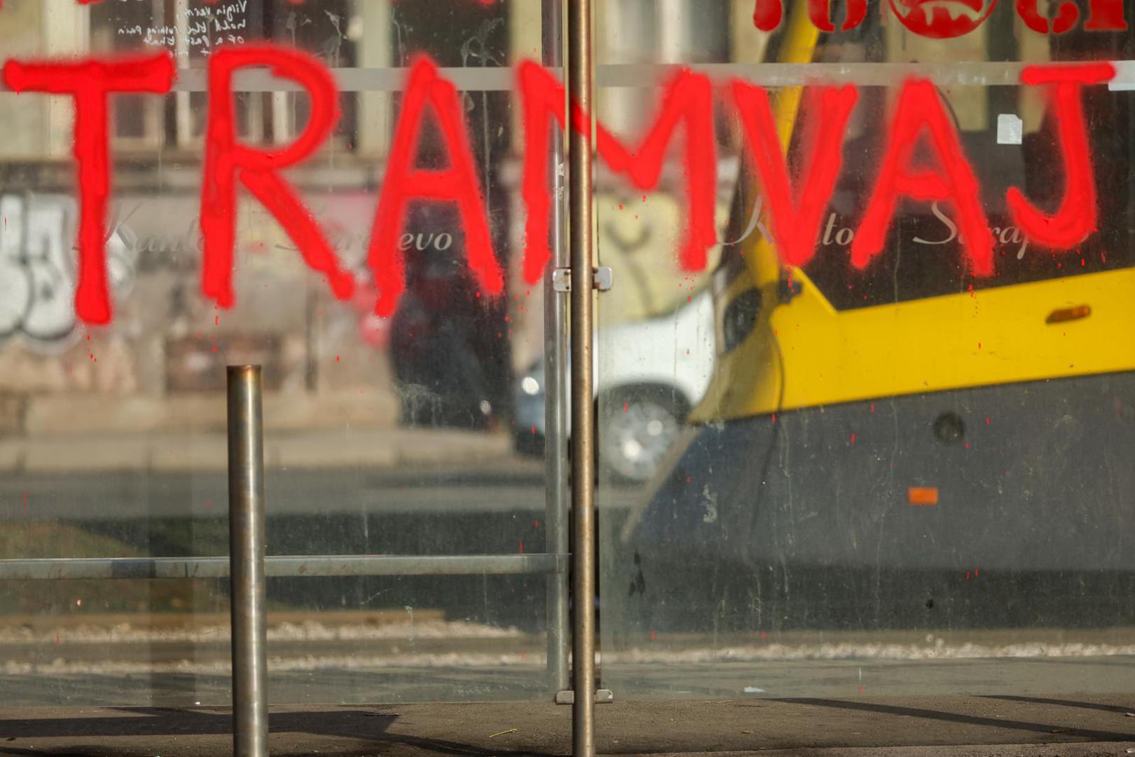Prosvjedi, naime, traju već četvrti dan zaredom. "Majke ne bi trebale učiti kako paliti svijeću za svoje dijete", stoji na jednom od plakata na prosvjedu. 