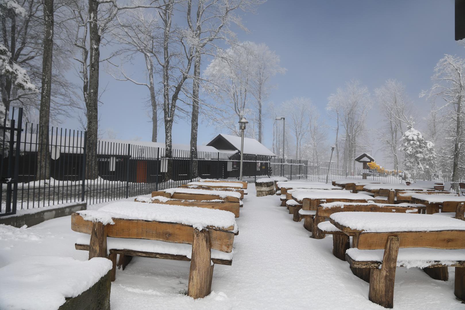 Nadalje, u Delnicama je jutros izmjereno 10 centimetara, u Ogulinu šest centimetara, u Karlovcu pet, u Gospiću četiri...