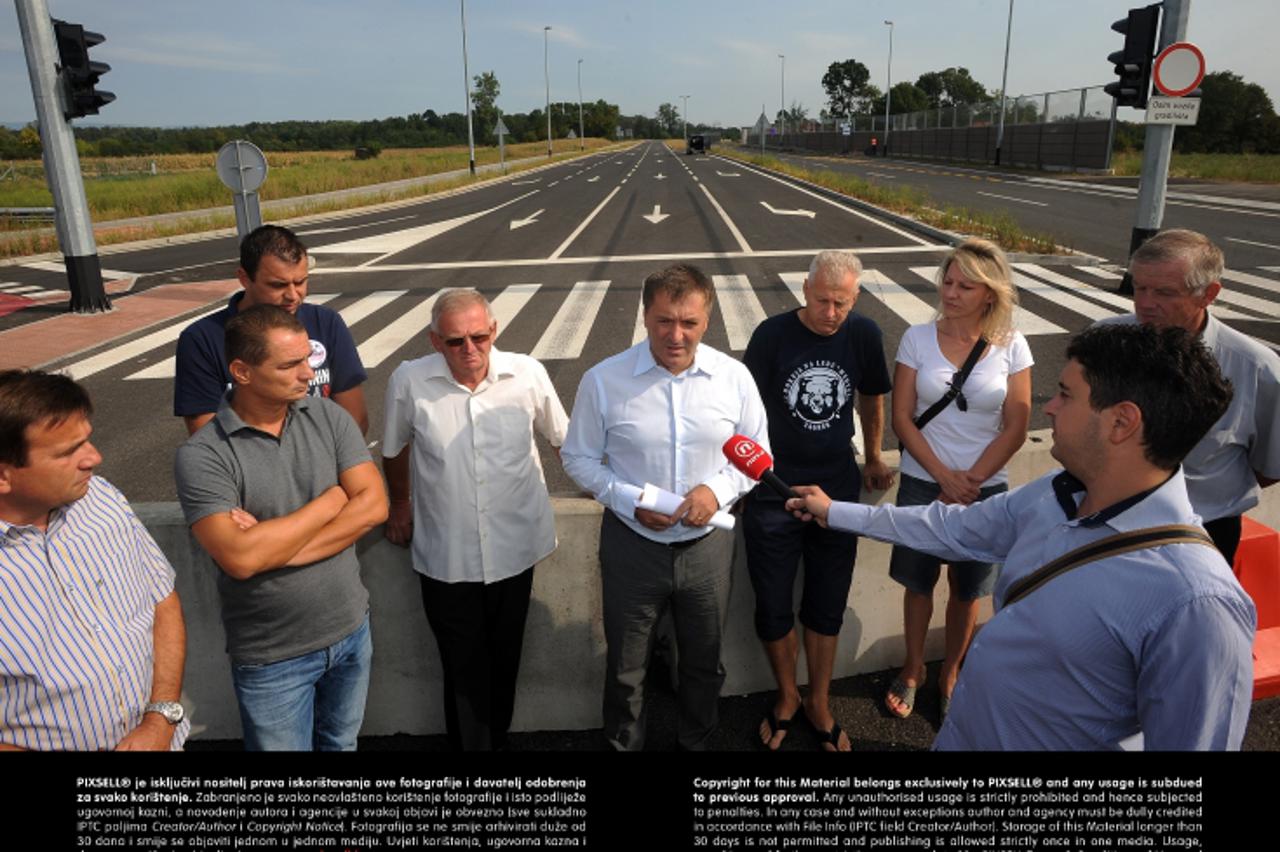 '22.08.2013., Velika Gorica - Gradonacelnik  Velike Gorice Drazen Barisic  susreo se sa stanarima, te raspravio  o problemu istocne obilaznice.   Photo: Daniel Kasap/PIXSELL'