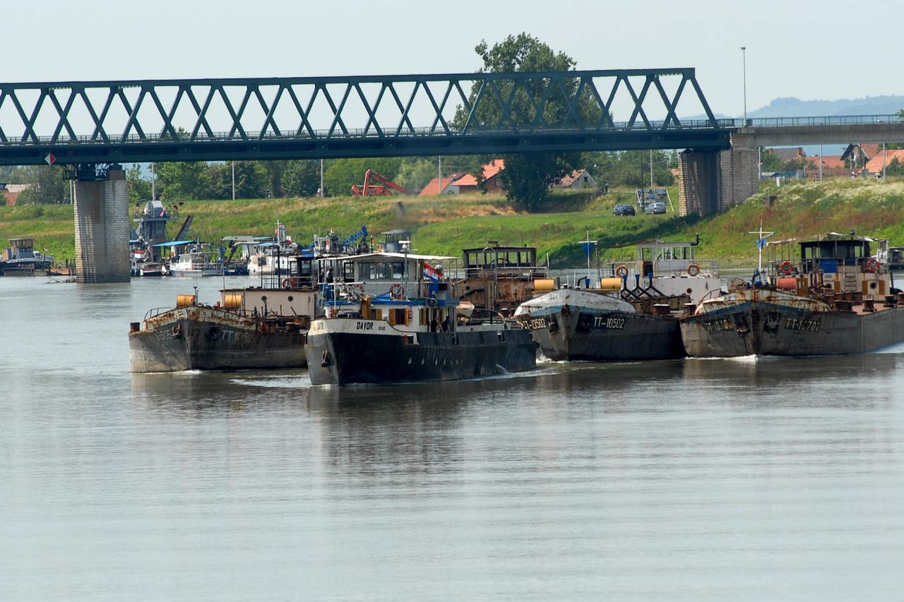 Slavonski Brod: Nizak vodostaj Save otežava plovidbu 