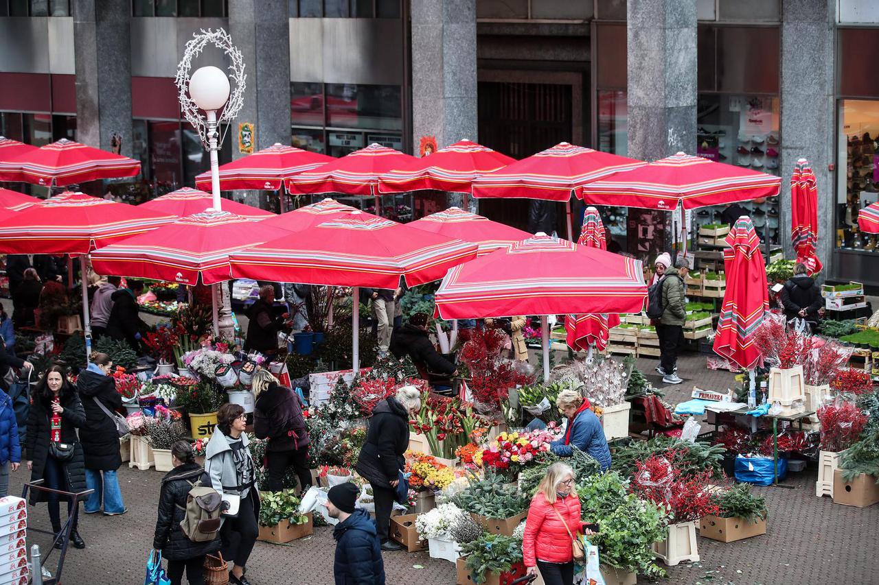 Zagreb: Badnje prijepodne na tržnici Dolac