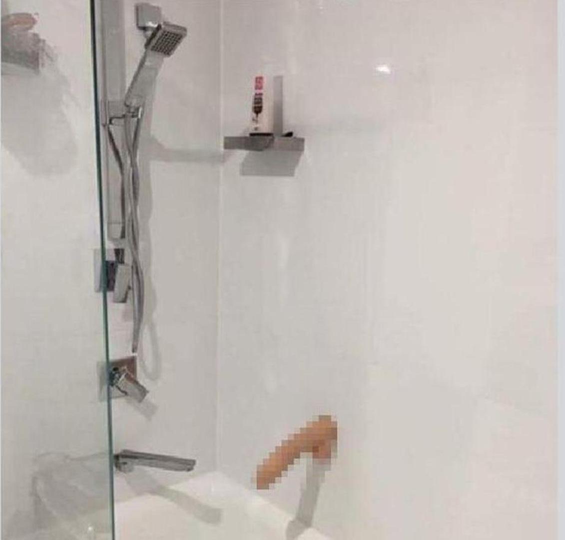 Vodoinstalater je objavio fotografiju seksi igračke iz kupaonice svoje klijentice pa je dobio otkaz. Naime, muškarac je fotografiju objavio u zatvorenoj Facebook grupi za muškarce, no ona je ipak došla do vlasnice kupaonice.
