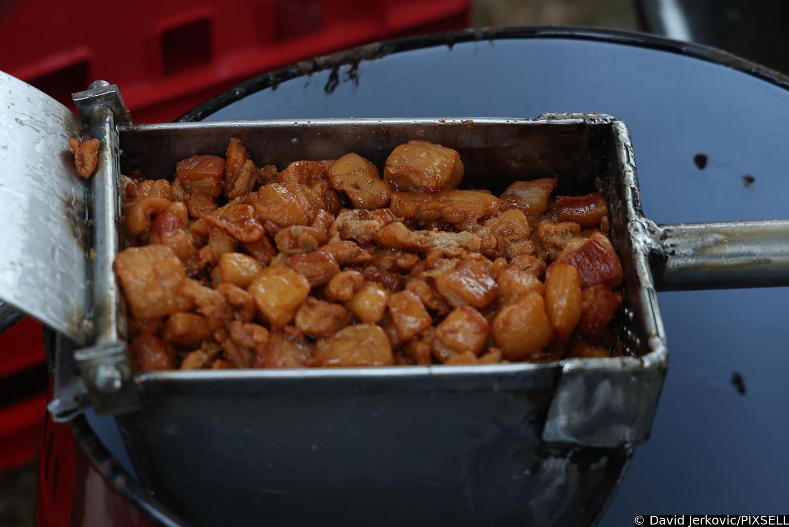 Tu je i natjecanje u topljenju čvaraka. Kotlovi su se užarili, drva zapucketala, a zrak se ispunio mirisom svježe topljene svinjske masnoće.