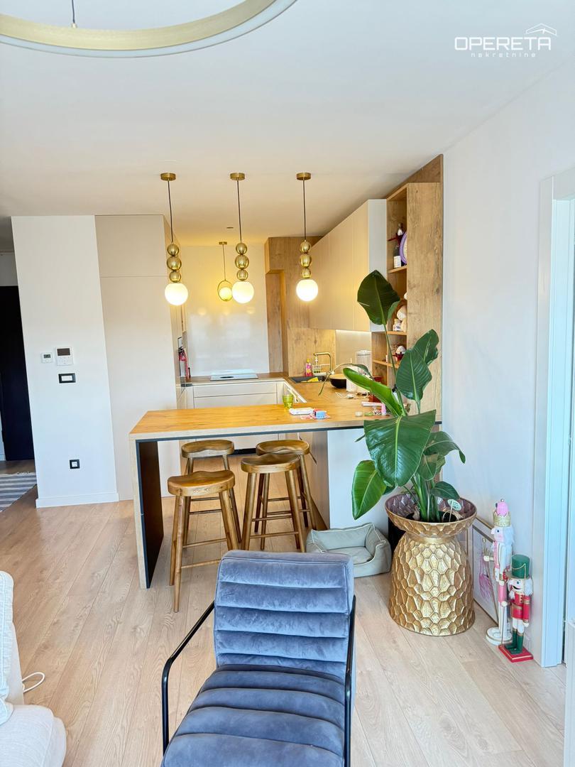 Stan se nalazi na 5. katu zgrade s liftom i ima 52,30 m² stambene površine, uz dodatnih 11,60 m² lođe. Sastoji se od dnevnog boravka s kuhinjom, dvije spavaće sobe, kupaonice i ulaznog hodnika.