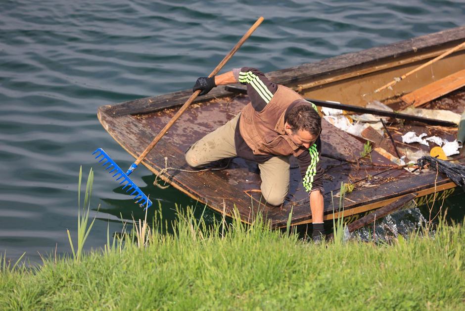 Čistilo se okolo, ali i ispod površine jezera