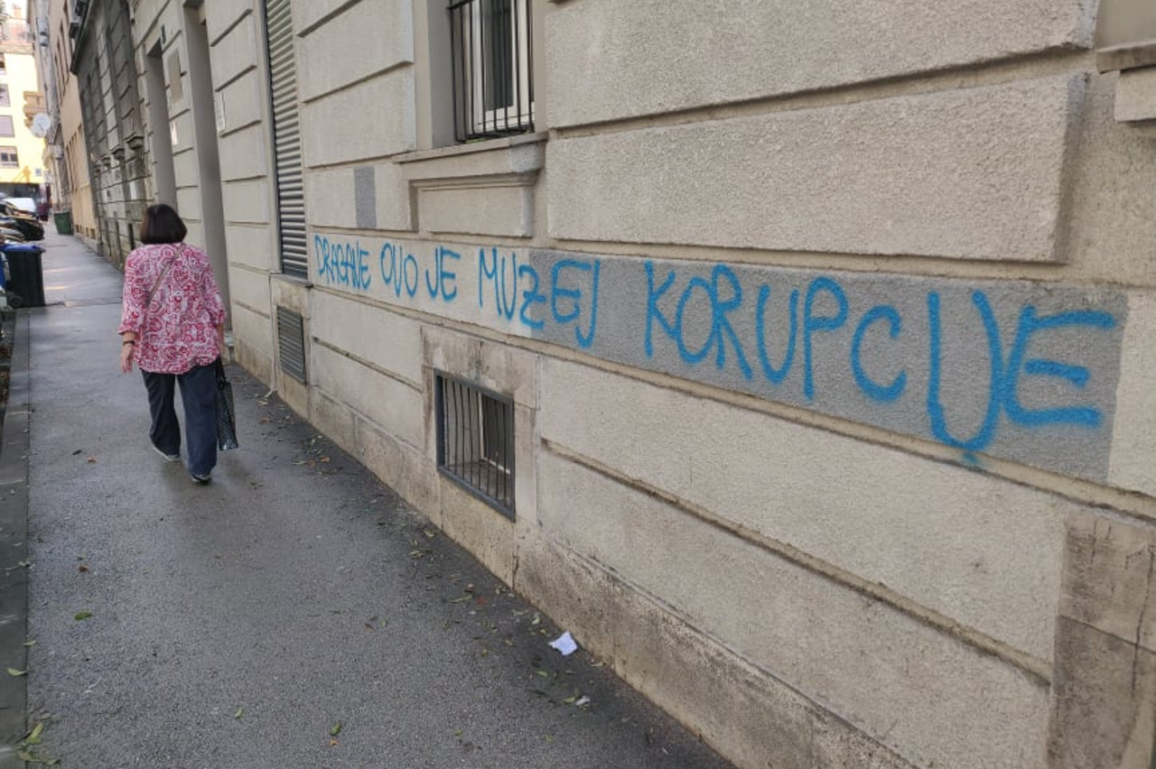 Grafit ispred Kovačevićevog 'kluba'