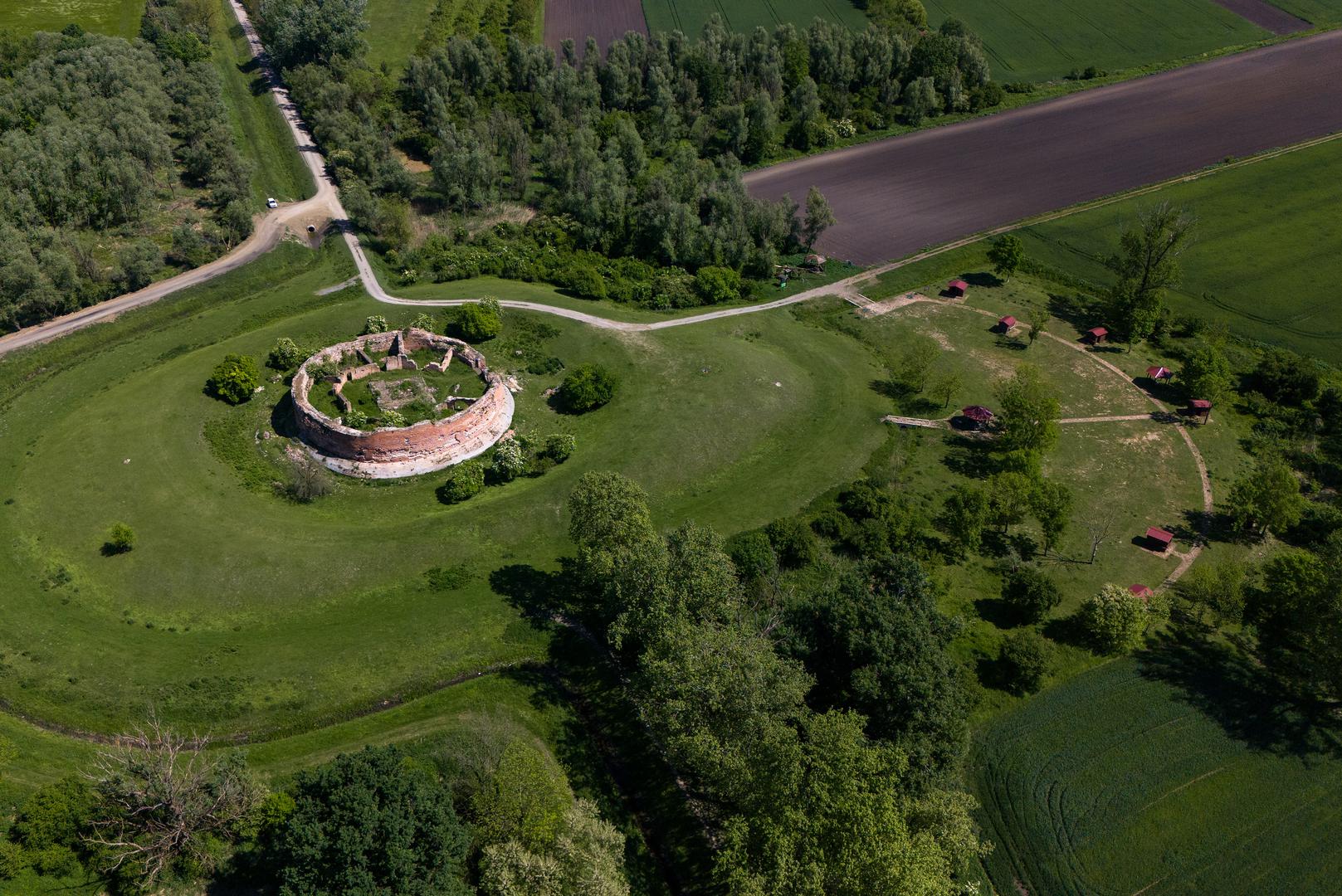 Kolođvar je građen na hrastovim štapovima koji su slagani unakrsno na močvarnom tlu. Kada je područje isušeno melioracijom, zidine su se našle na uzvisini.