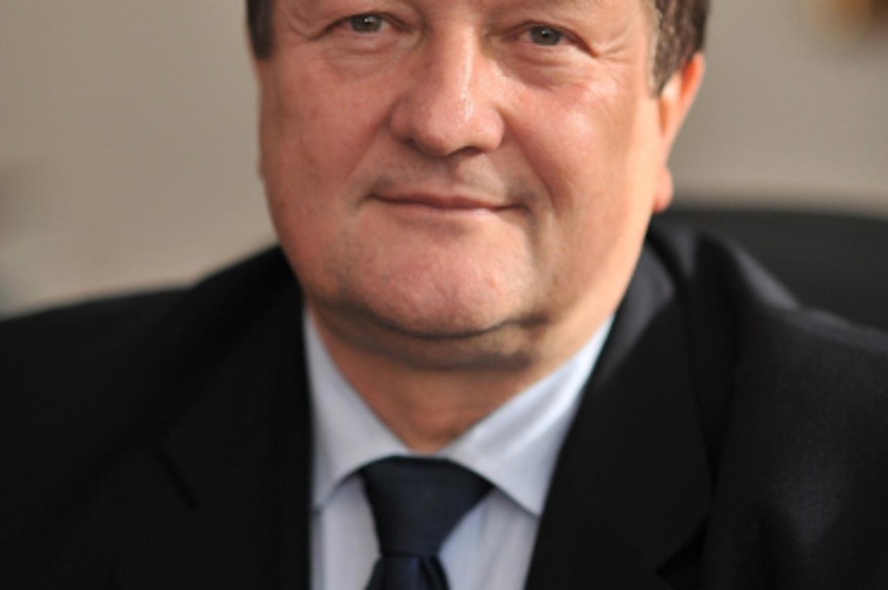 \'12.11.2010., Filozofski fakultet, Zagreb - Primopredaja donacije knjige Doma ruske dijaspore Aleksandar Solzenjicin Filozofskom fakultetu. Donacija je vrijedna 99.492 rublja. Prof. dr. sc. Damir Bor