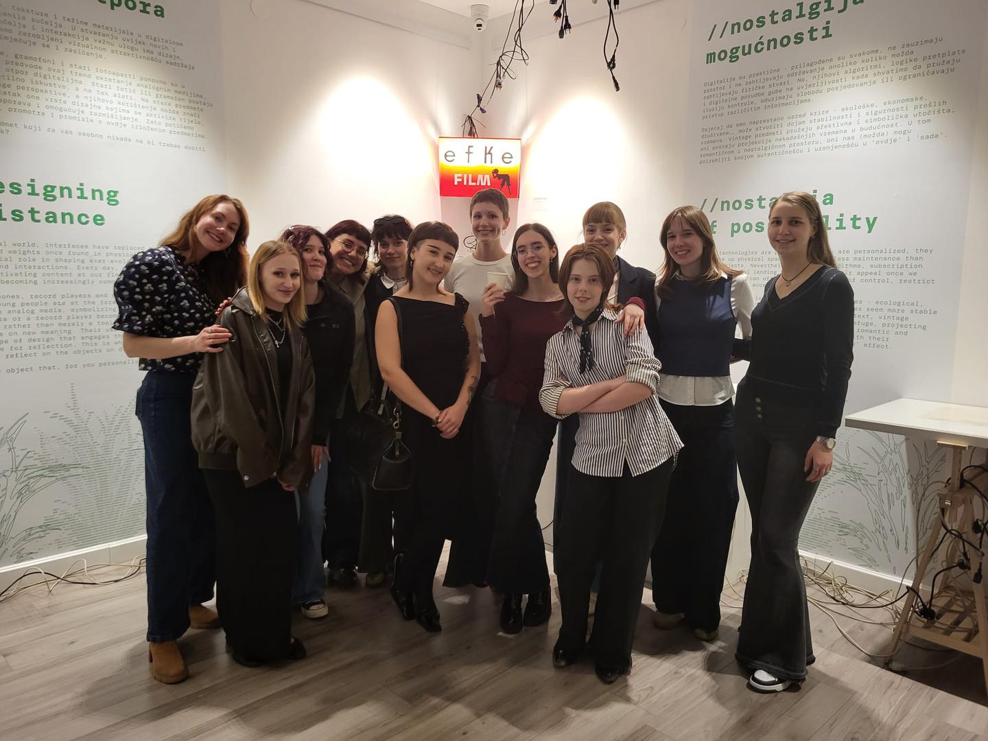 "Go touch grass" izložba je koju su u cijelosti osmislili i realizirali mladi između 18 i 25 godina, istražujući dizajn iz perspektive svoje generacije. 'Go touch grass', odnosno 'idi dirati travu', izraz je koji označava poziv za odmicanje od digitalnog, gašenje ekrana i izlazak van u pokušaju ponovnog povezivanja sa stvarnošću. Kroz predmete iz muzejskih zbirki autorice izložbe nastoje ispitati odnos digitalnog i analognog te traže prostor odmaka od svakodnevice obilježene ekranima i otvaraju pitanje je li povratak analognom svjestan otpor ili samo prolazan trend i koliko je to uopće važno, ako nam, barem nakratko, pomogne da dignemo pogled od ekrana?!