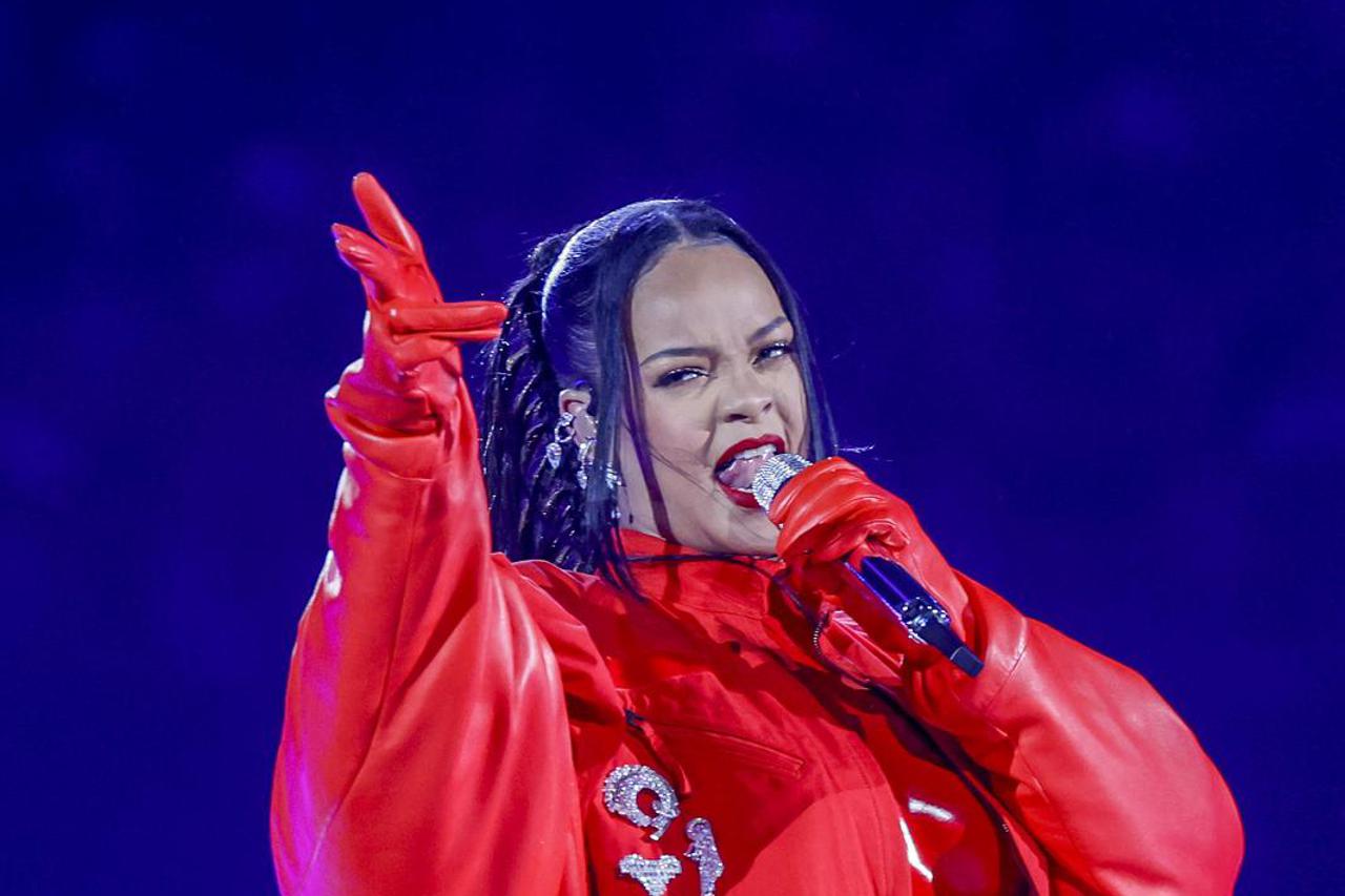 Rihanna napravila odli?an show na Super Bowlu te otkrila da je trudna