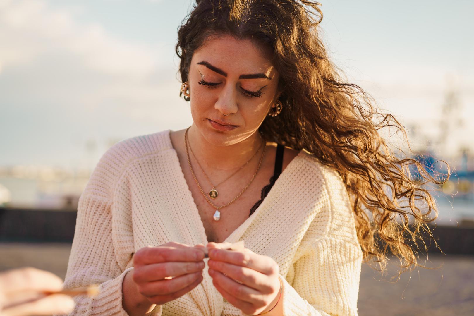 Nova godina za neke neće biti samo nova stranica – već potpuno novo poglavlje. Astrologija otkriva da će snažni planetarni pomaci donijeti radikalne promjene određenim horoskopskim znakovima, i to na područjima ljubavi, karijere, identiteta i životnih prioriteta. Za neke će to biti dugo očekivani proboj, a za druge izazov koji će ih natjerati da napuste staro i zakorače u nepoznato. Ako pripadate jednom od ovih znakova, pripremite se: sljedeća godina neće proći neprimijećeno.