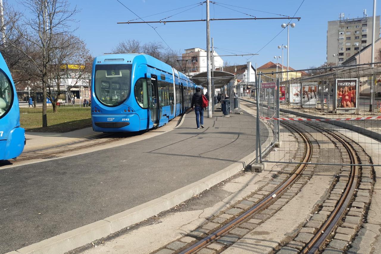 Črnomerec - Parkirao Škodu na okretištu tramvaja