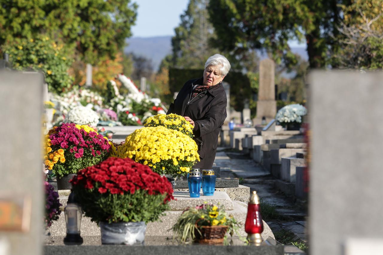 Građani obilaze zagrebačko groblje Mirogoj povodom blagdana Svih svetih