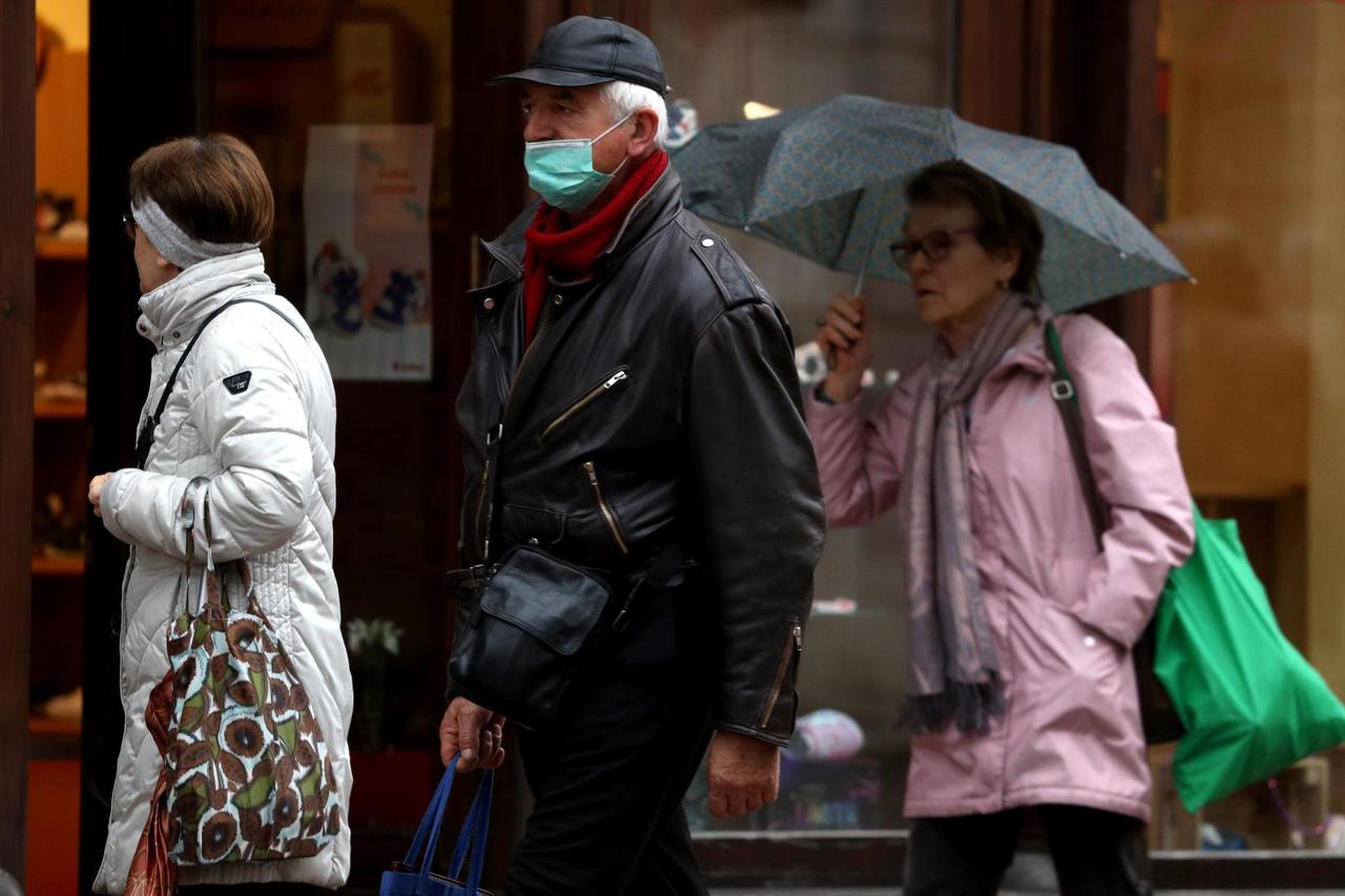 Rijeka: Građani nose maske na licu zbog prevencije korona virusa
