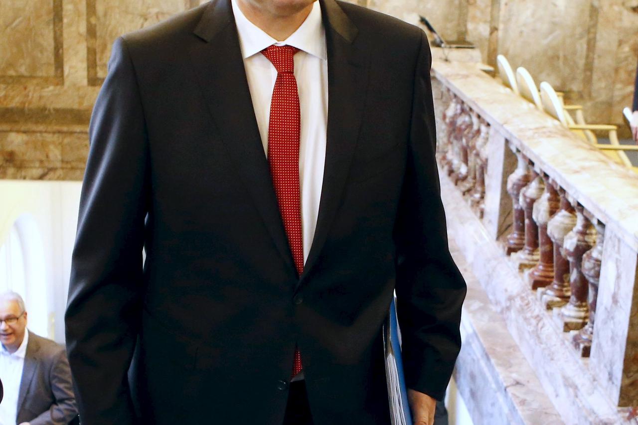 Swiss National Bank (SNB) Chairman Thomas Jordan arrives at the SNB's General Shareholders meeting in Bern, Switzerland, April 24, 2015. REUTERS/Ruben Sprich