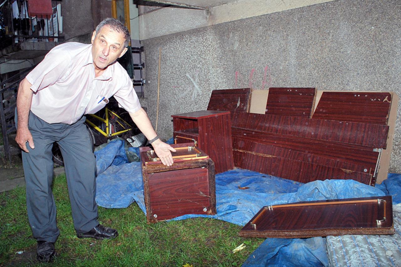 \'06.06.2011., Sisak - Podrumski stan Ibrahima Kurjaka u Ulici B.Adzije zbog zacepljene kanalizacije bio je prekriven sa 20-tak cm vode. Vodom natopljene stvari suse se pred zgradom. Photo:Nikola Cutu