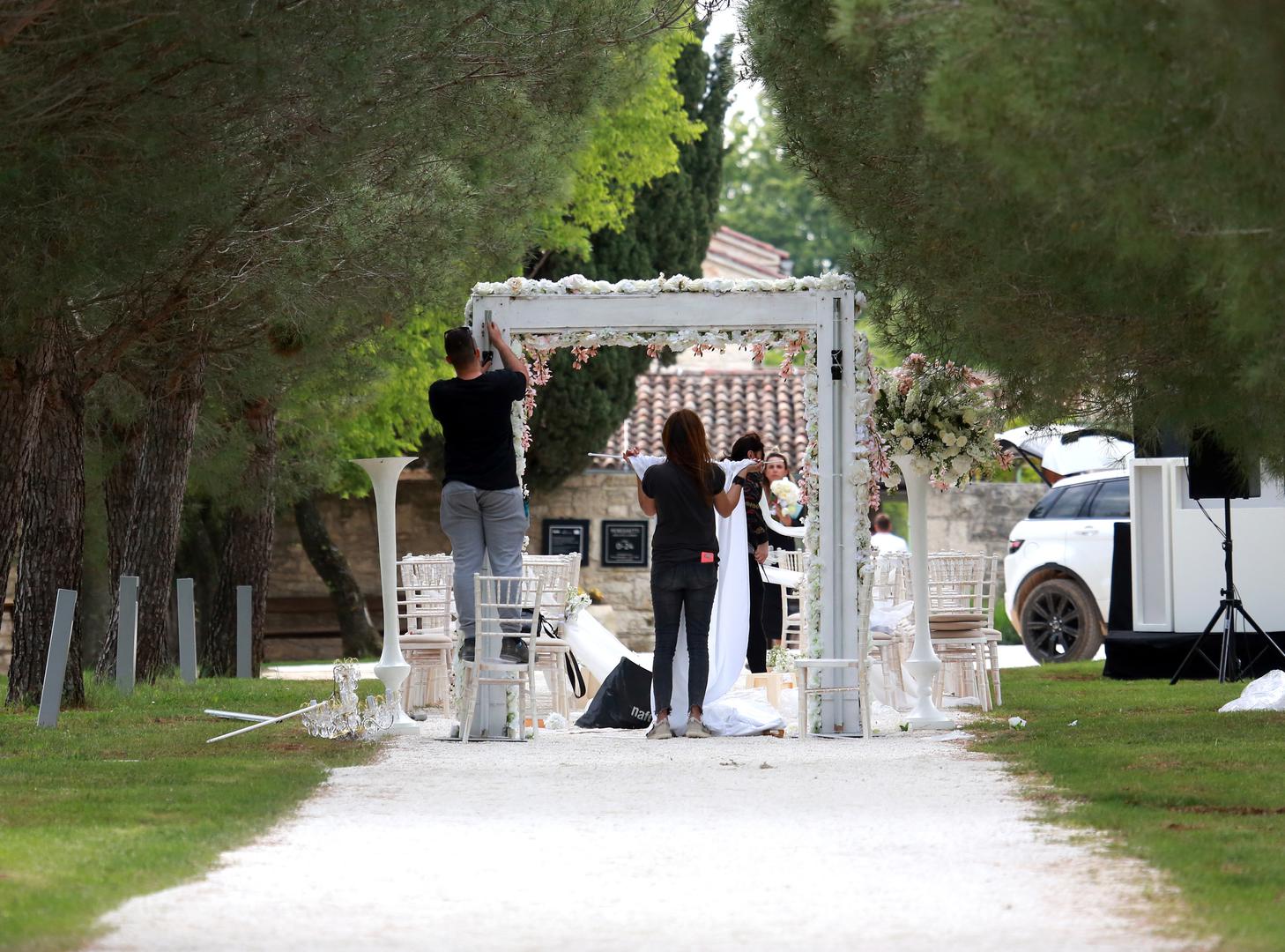 U Balama se dovršavaju posljednje pripreme za vjenčanje Maje Šuput i Nenada Tatarinova.