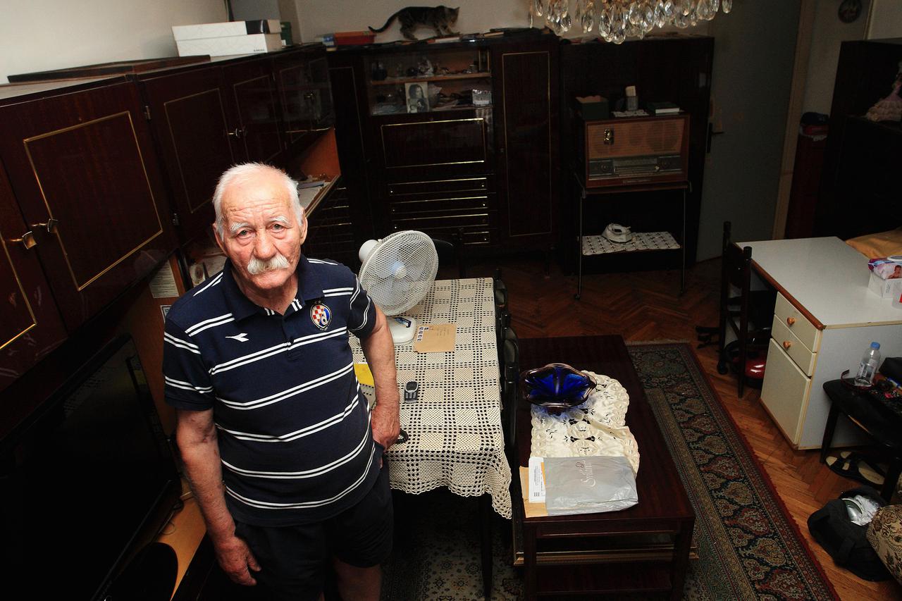 Zagreb: Dinamova legenda Stjepan Lamza u svom stanu na Volov?ici