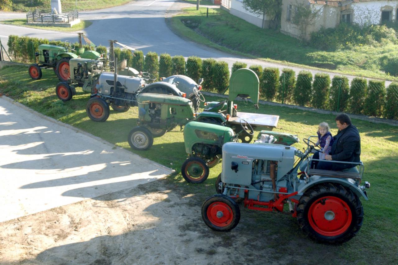 'Caglin-22.10.2012. Tomica Mrdenovic strastveni je kolekcionar. Njegov hiobi su stari traktori, oltimeri.Zasada ih je sest, ali to nije konacan broj. Snimio:Dusan Mirkovic/Pixsell'