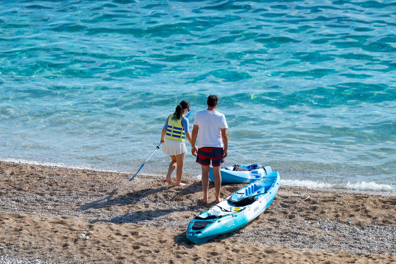 Zapuhat će sjeverni i sjeverozapadni vjetar, povremeno pojačan, dok će na Jadranu jugo okrenuti na jugozapadni i sjeverozapadni vjetar, a zatim na buru, koja će mjestimice biti jaka s olujnim udarima.