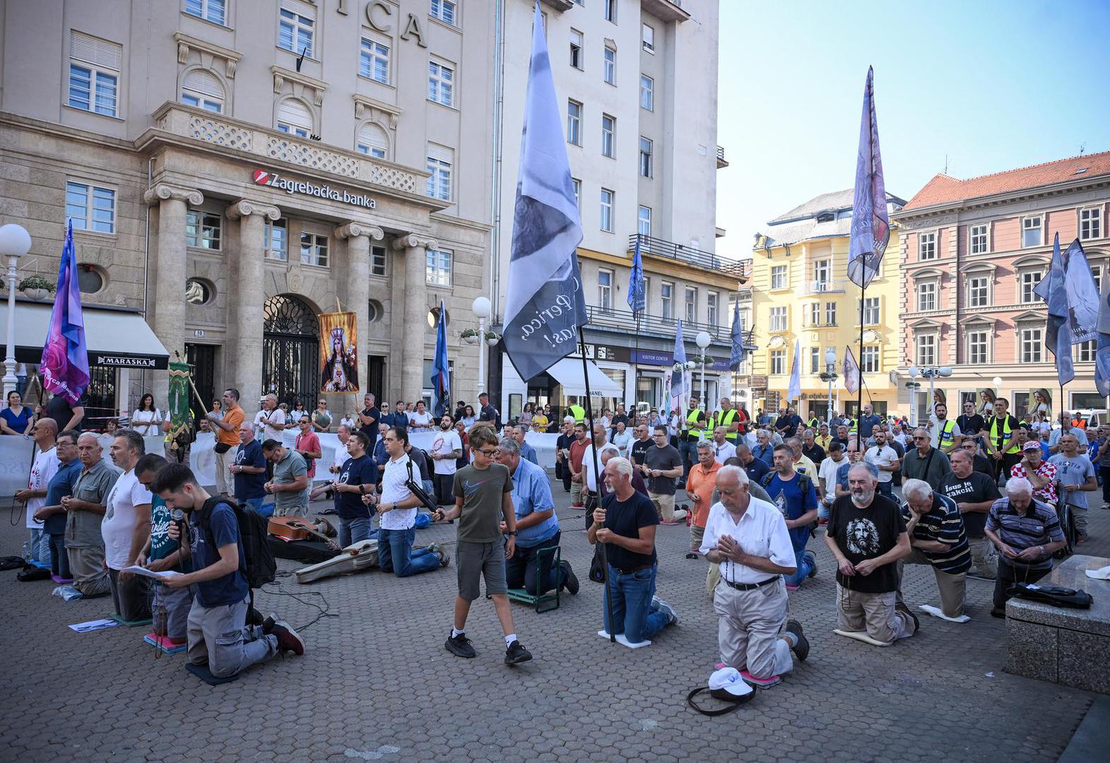 Molitva je započela u 8.30 sati, a slična okupljanja održavaju se i u drugim hrvatskim gradovima, među kojima su Bjelovar, Dubrovnik, Osijek, Rijeka, Sisak, Zadar, Split i Trogir. 