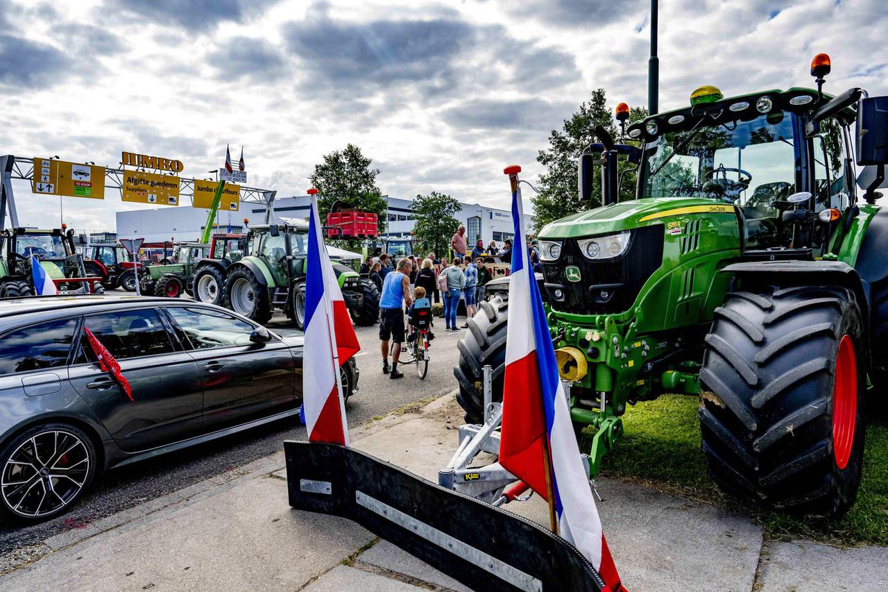 Dutch Farmers Continue To Block Food Distribution - Netherlands