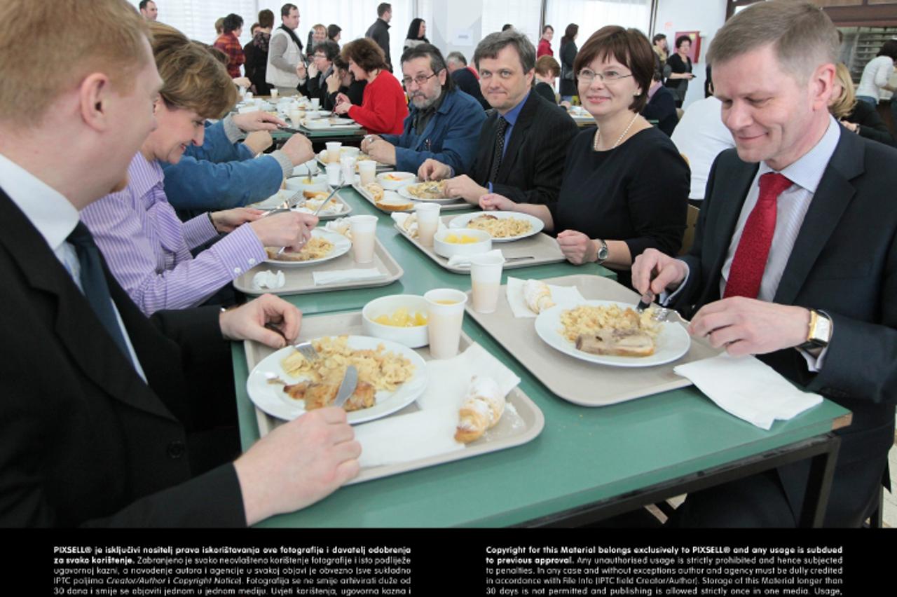 '08.03.2012., Koprivnica - Clanovi uprave prehrambene kompanije Podravka (s lijeva) Miroslav Klepac, Olivija Jakupec Zvonimir Mrsic, Jadranka Ivankovic i Jorn Pedersen u radnickom restoranu tvrtke. Ph