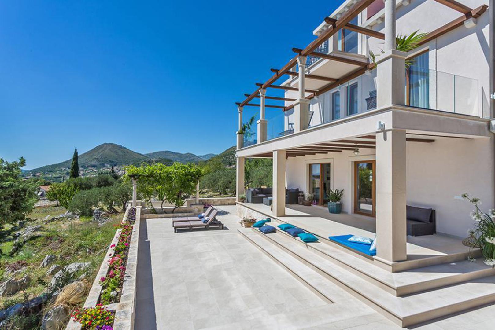 Od sigurnosnih značajki tu su protuprovalna vrata i alarmni sustav, a objekt je kategoriziran energetskim razredom A. Kuća ima i više vanjskih prostora za boravak – balkon, lođu i terasu. Cijena nekretnine iznosi 2.500.000 eura.