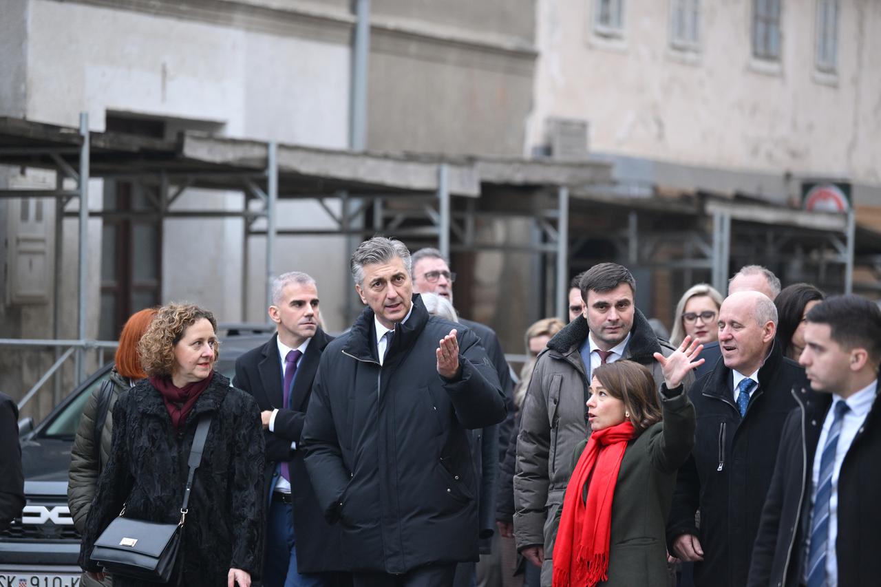 Premijer Plenković sa suradnicima prošetao kulturno-povijesnim centrom Petrinje