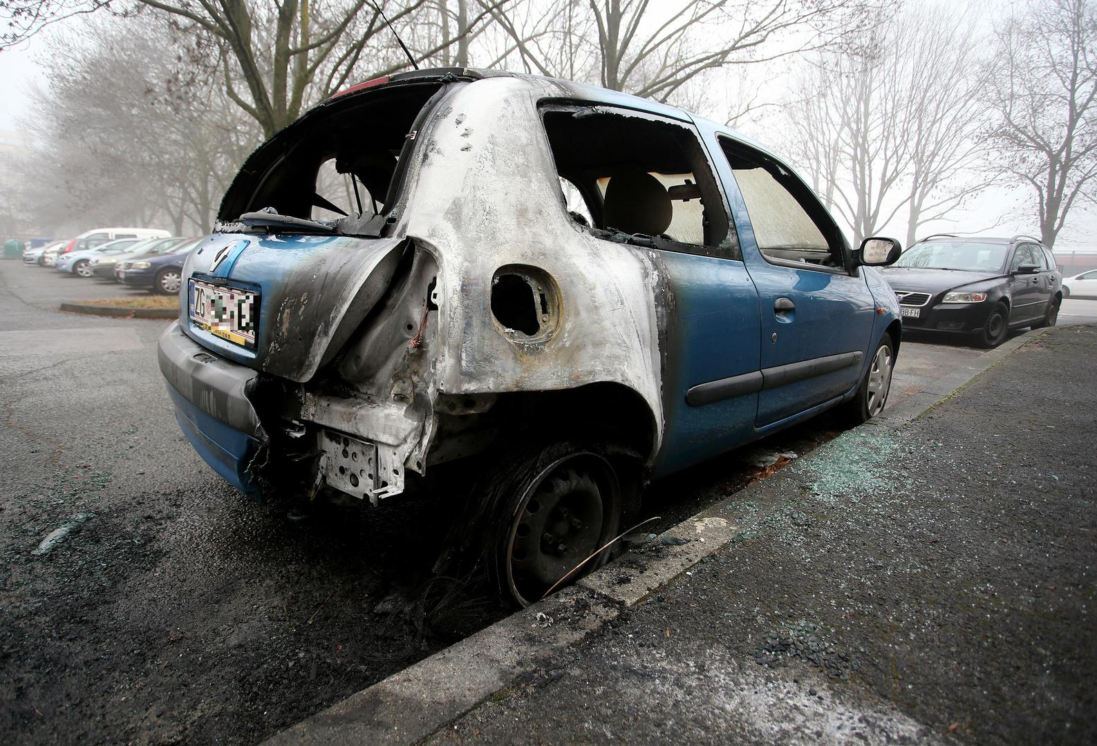 Vatrogasci su ugasili požar, a očevidom će se utvrditi je li bio podmetnut ili se radilo o kvaru. 