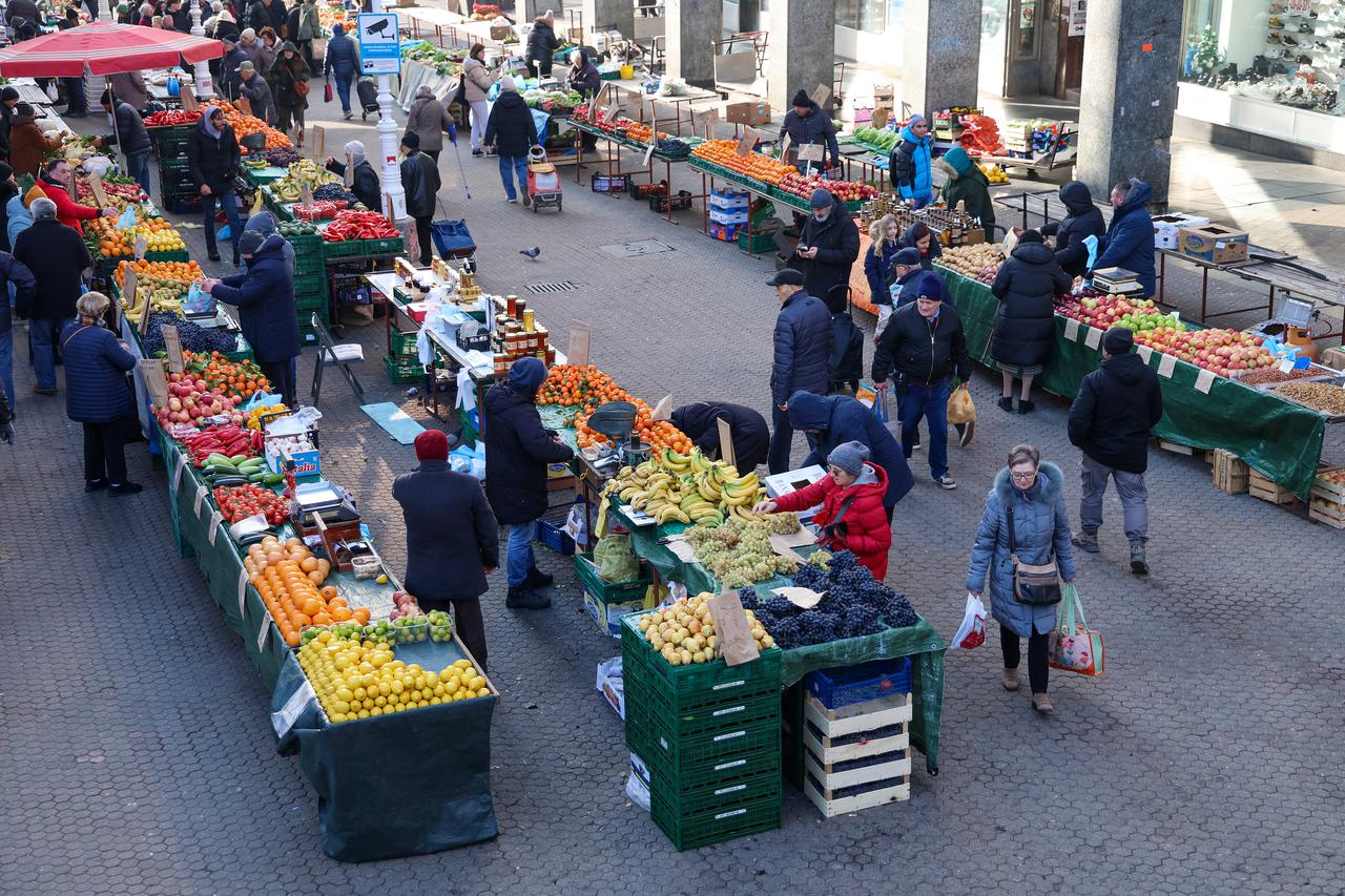 Zagreb: Na tržnici Dolac velika gužva kao i potražnja za odojkom 