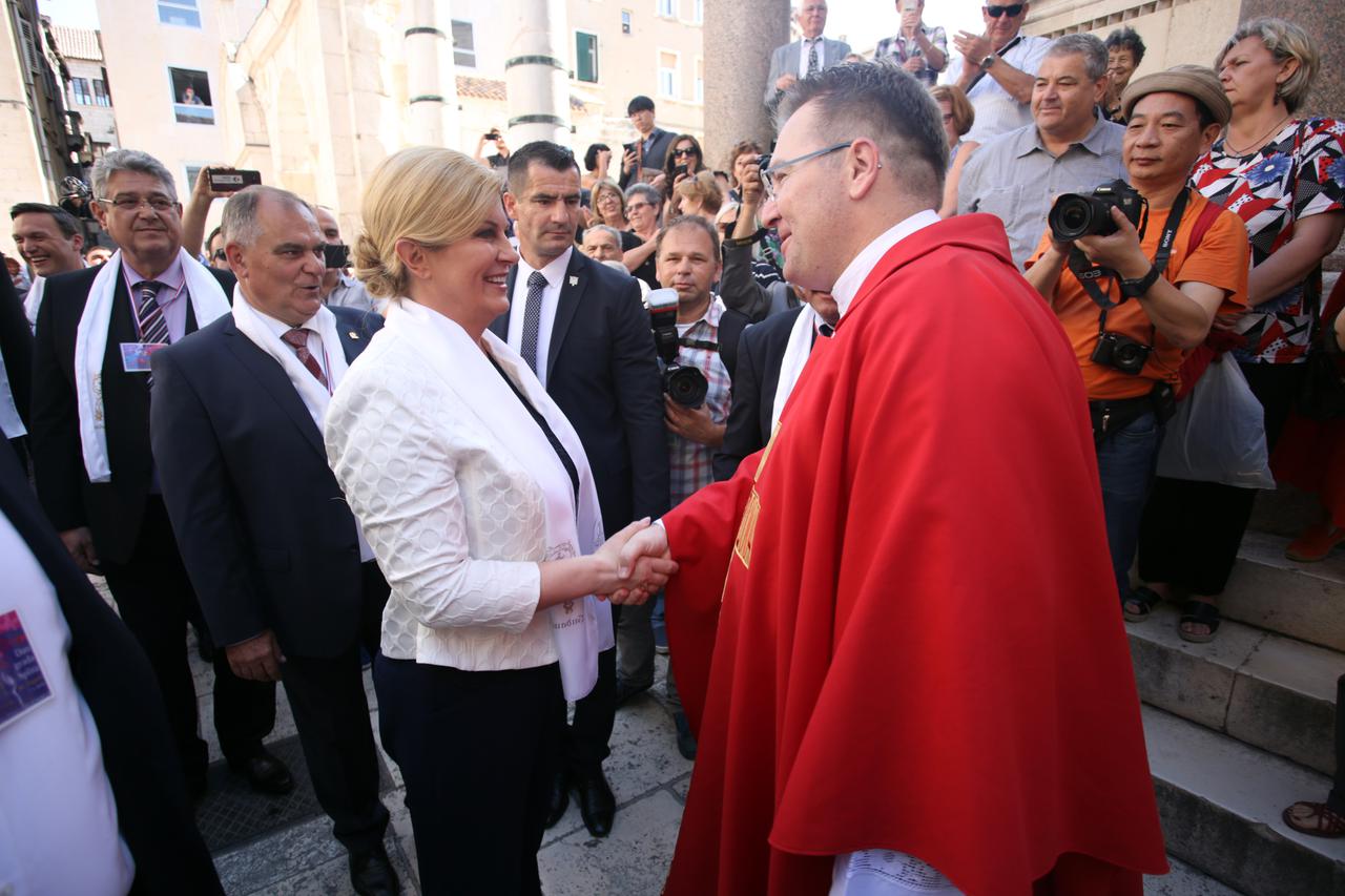 Slavlje povodom blagdana svetog Dujma zapocelo je procesijom i misom na rivi.