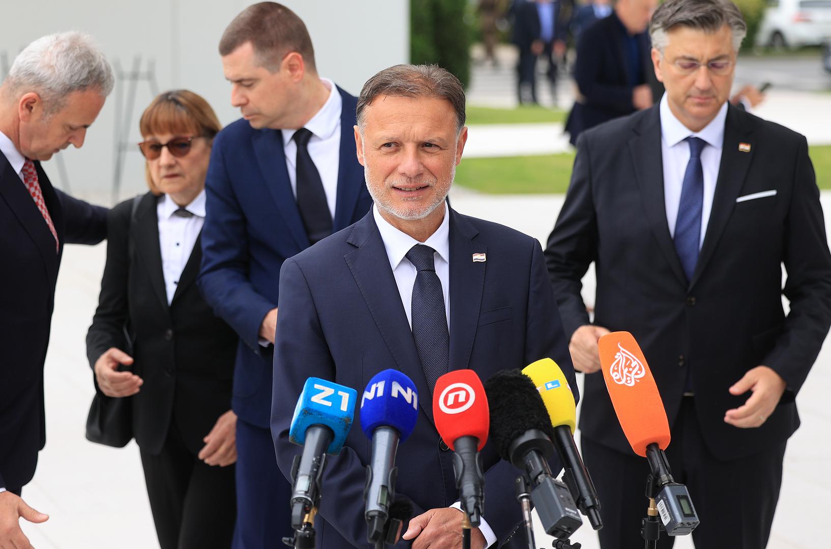 Na pitanje o nedolasku predsjednika Zorana Milanovića na svečanosti uz Dan državnosti, Jandroković je poručio da ne želi polemizirati na svečani dan: "Ovaj dan treba obilježiti dostojanstveno. Zahvalni smo predsjedniku Tuđmanu, braniteljima i saborskim zastupnicima iz 1990. koji su danas s nama."