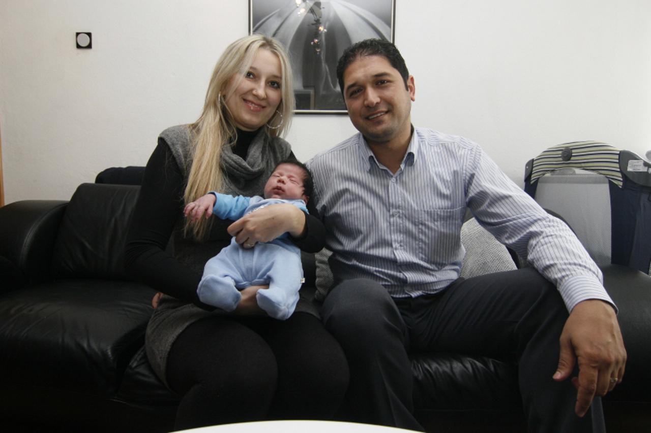 \'Koprivnica, 09.11.2010 - Cem Uu0308stuu0308ndag iz Turske, vlasnik tvornice srebrnog nakita koji proizvodnju seli iz Zagreba u Koprivnicu, sa suprugom Ljiljana i sinom Alijem. Snimio: Marijan Su